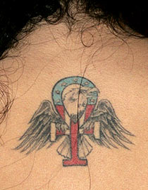 Le tatouage de croix ansée traversé par des ailes d’Amy Winehouse 
