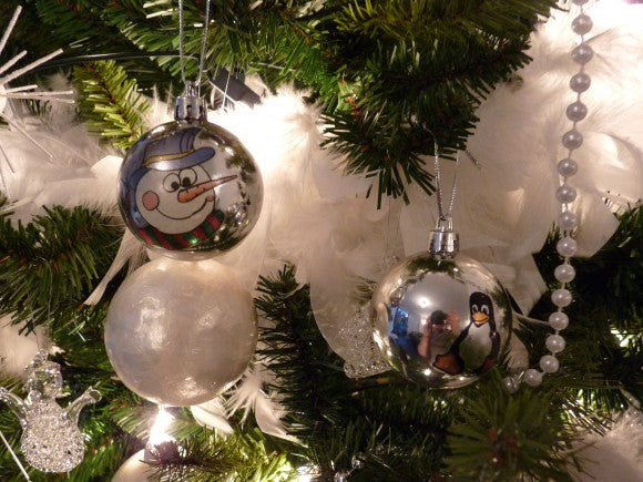 Kerstballen in de kerstboom vrolijk versierd met tijdelijke tattoos