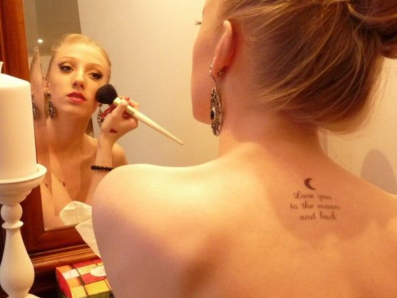 Voorbereiding voor Valentijn-  Love you to the moon and back tattoo