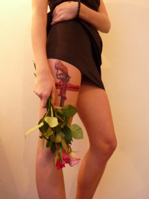 Tatouage de la St. Valentin avec jarretelles sexy et revolver