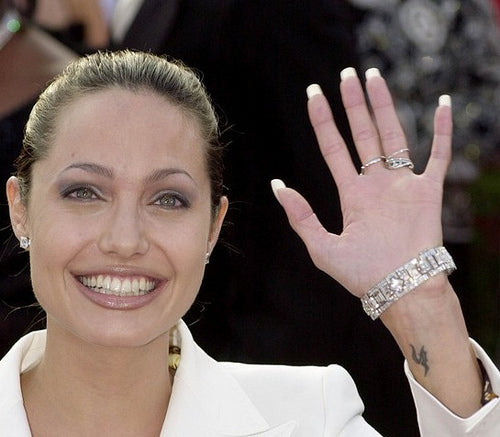 Angelina Jolie H-Runen-Tattoo 