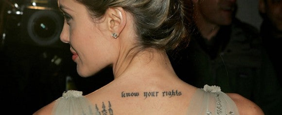Tatouage know your rights d’Angelina Jolie