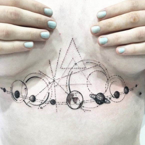 Zonnestelsel borstbeen tattoo