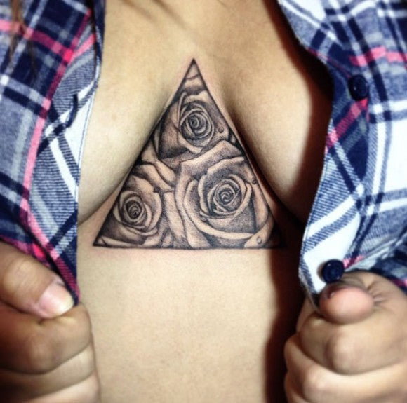 Driehoekige rozen borstbeen tattoo