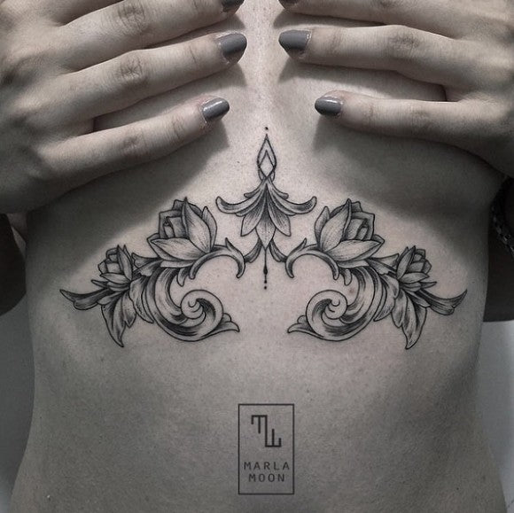 Rollende bloemen sternum tattoo