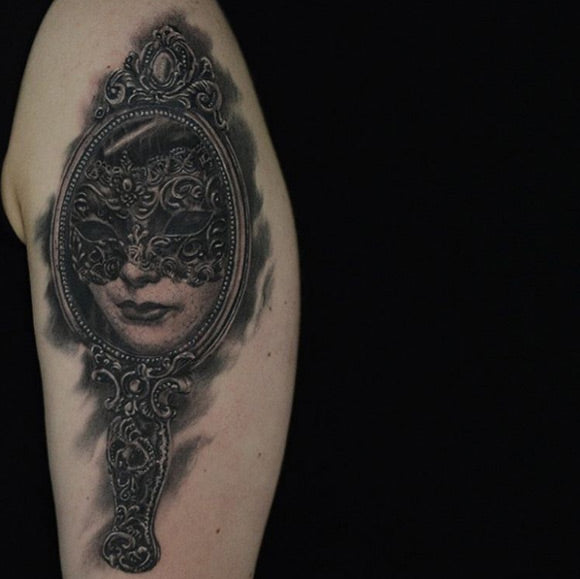 Zwarte en grijze inkt carnaval tattoo door Rodrigo Zermeno